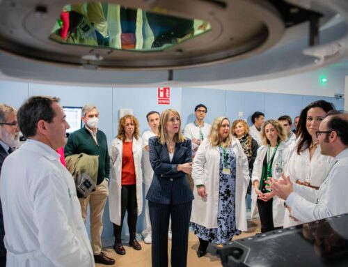 María Guardiola inaugura el segundo acelerador lineal del Hospital Universitario de Cáceres