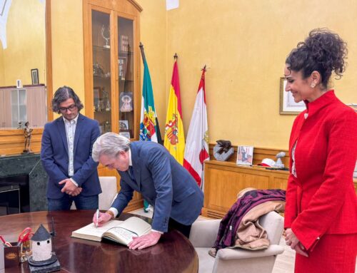 Villafranca de los Barros: Reconocimiento al autor de la bandera